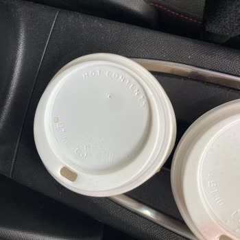 Starbucks Yomra Şubesinde Kapak Sızıntısı Sıcak Kahve Dökülmesi Güvenlik Riskine Dönüştürüyor