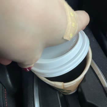 Starbucks Yomra Şubesinde Kapak Sızıntısı Sıcak Kahve Dökülmesi Güvenlik Riskine Dönüştürüyor