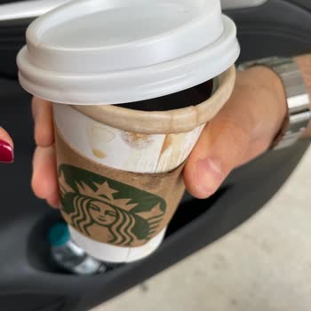 Starbucks Yomra Şubesinde Kapak Sızıntısı Sıcak Kahve Dökülmesi Güvenlik Riskine Dönüştürüyor