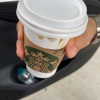 Starbucks Yomra Şubesinde Kapak Sızıntısı Sıcak Kahve Dökülmesi Güvenlik Riskine Dönüştürüyor