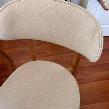 Altı Ay Beklediğimiz Sandalyeler Yanlış Renk Ve Lekelerle