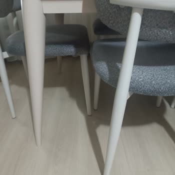 Yanlış Renkli Sandalye Ayakları Ve Çatlak Konsol İçin Cevapsız İletişim Ve Değişim Talebi