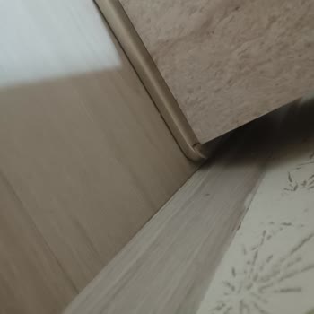 Yanlış Renkli Sandalye Ayakları Ve Çatlak Konsol İçin Cevapsız İletişim Ve Değişim Talebi