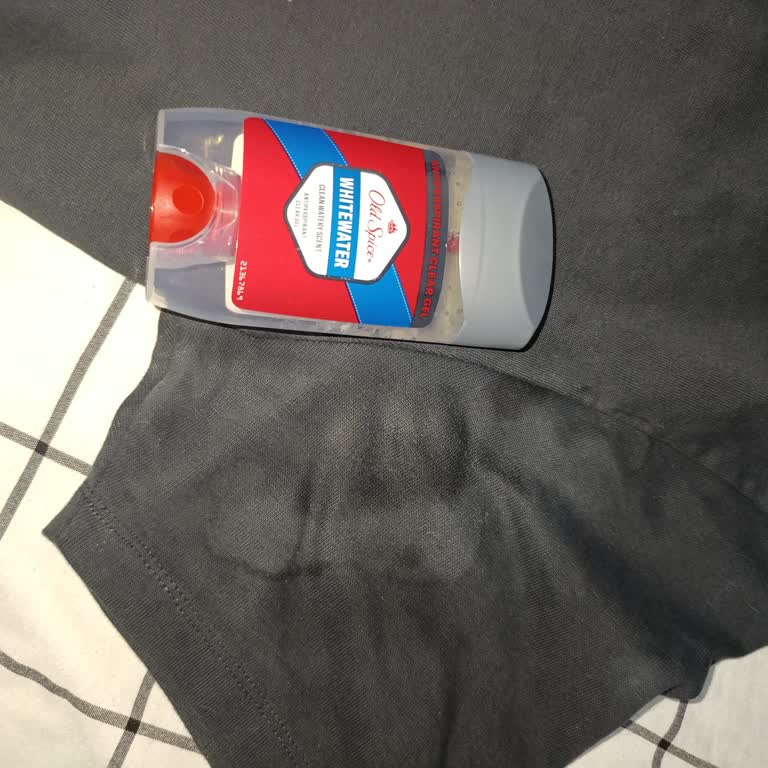 Old Spice Deodorantı Kıyafetlerde Kalıcı Leke Bırakıyor