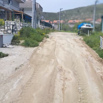 Avşa Yiğitler Köyü 13157. Sokakta Trafonun Yolla Aynı Seviyede Olması Ve Yarım Bırakılan Yolun Acil Güvenlik Riski