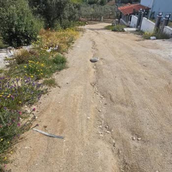 Avşa Yiğitler Köyü 13157. Sokakta Trafonun Yolla Aynı Seviyede Olması Ve Yarım Bırakılan Yolun Acil Güvenlik Riski