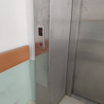 Engelli Çocuk Ve Bebek Arabasıyla Asansör Bekleme Riski Hastanede Çözülmeli