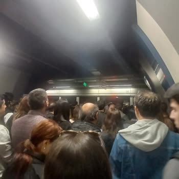 Yoğun Saatlerde M7 Bakımı Yolcuları İşe Geç Kalanlar
