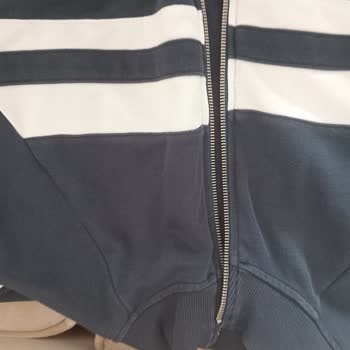 Kalitesiz Ürün: Eşofmanda Hızlı Solma Ve Delik