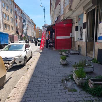 Esenyurt Balıkyolu’nda Kaldırımlar Araçlarla Dolu, Çocukların Güvenliği Tehlikede