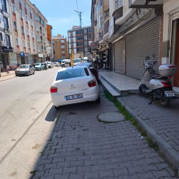 Esenyurt Balıkyolu’nda Kaldırımlar Araçlarla Dolu, Çocukların Güvenliği Tehlikede