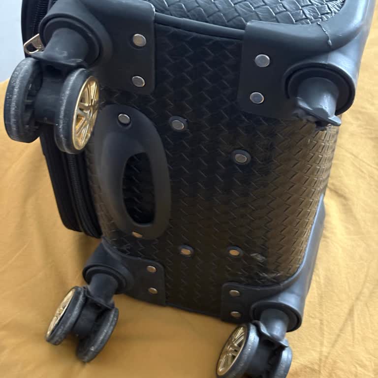 Tekerleği Kırık Valiz Ve Personelin Kaba Davranışı