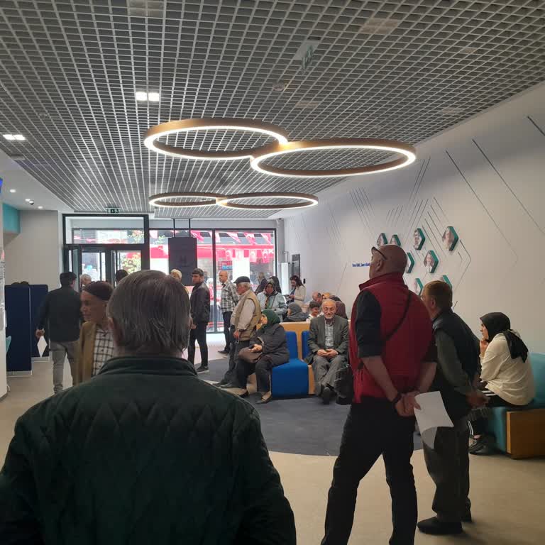 Yetersiz Gişe Açıklığı Müşterileri Bir Saat Bekletip Trafik Cezası Aldırıyor