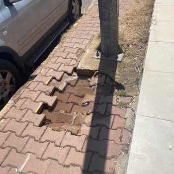 Batuhan Eczanesi Girişi Önündeki Çöken Kaldırım Ve Su Birikintisi Hemen Onarılmalı