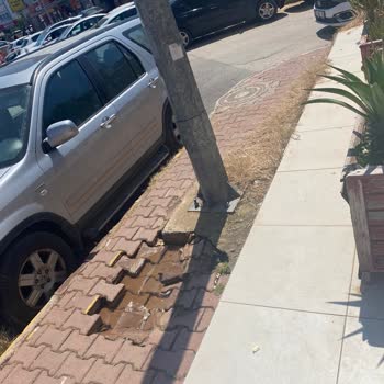 Batuhan Eczanesi Girişi Önündeki Çöken Kaldırım Ve Su Birikintisi Hemen Onarılmalı