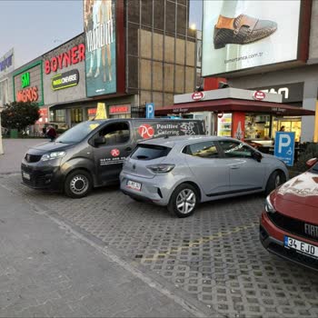 Viaport AVM Engelli Park Alanlarını Personel Araçları İşgal Ediyor