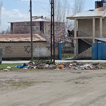 Erciş Salihiye Mahallesindeki Çöp Kirliliği Ve Şikayet Telefonunun Engellenmesi