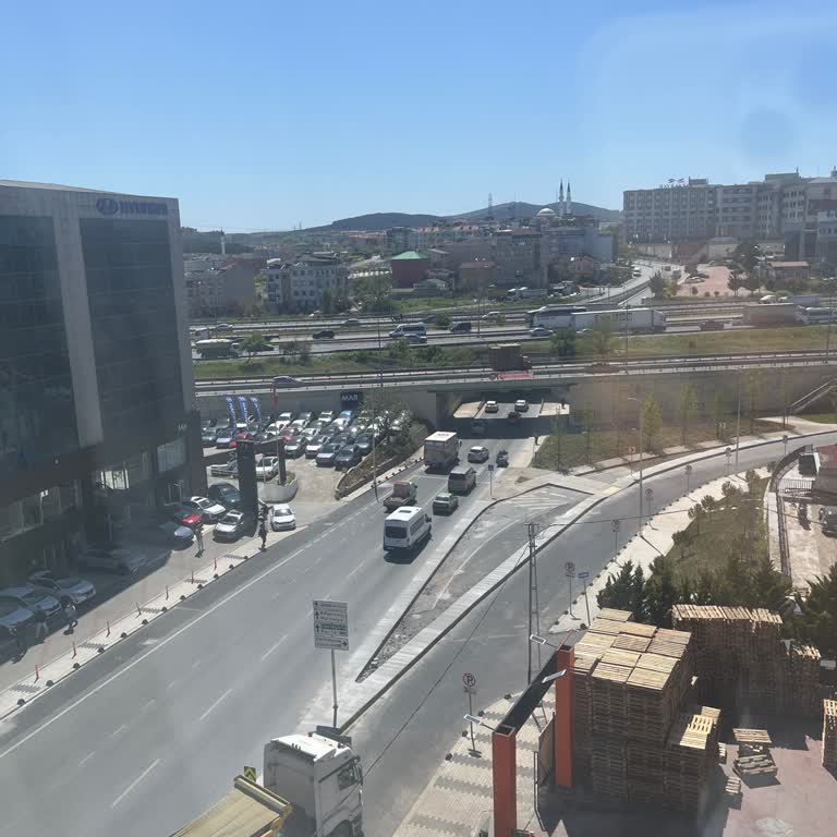 Sancaktepe Ulubatlı Hasan Caddesi'nde Yol Daraltma Çalışması Trafiği Tehlikeye Atıyor