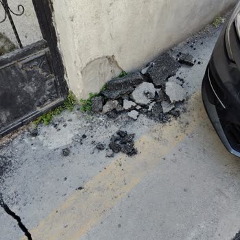 Turkcell Superonline Altyapı Çalışması Sonrası Özensiz Asfalt Yamaları Sokakta Sorun Yaratıyor