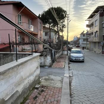 Ev Önündeki Asılı İnternet Kablosu Çocuk Ve Araçlar İçin Tehlike