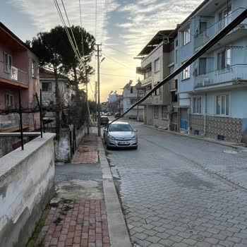 Ev Önündeki Asılı İnternet Kablosu Çocuk Ve Araçlar İçin Tehlike