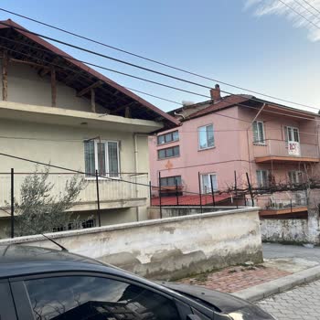 Ev Önündeki Asılı İnternet Kablosu Çocuk Ve Araçlar İçin Tehlike
