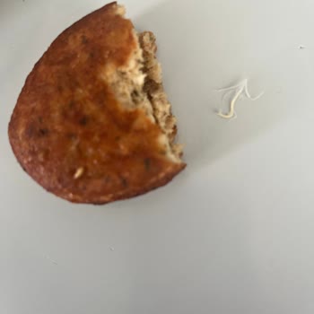 BİM Menemen Şubesinde Kasap Köfte İçinde Kırmızı Plastik Parça Ve Tüy