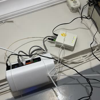 İnternet Hızı Düşük Ve Modem Duvara Asılı
