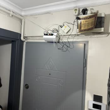 İnternet Hızı Düşük Ve Modem Duvara Asılı