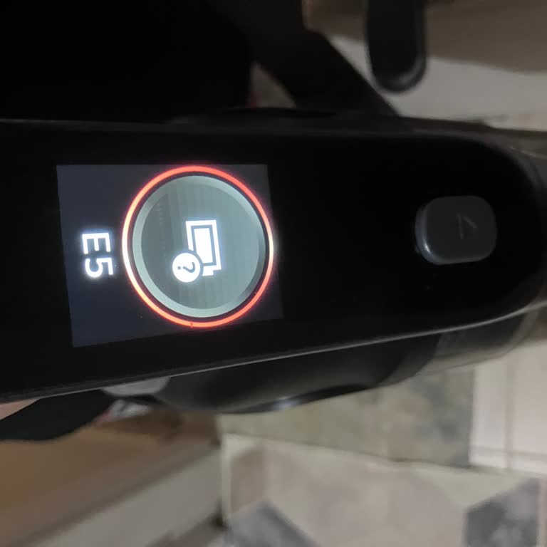 Üç Servis Sonrası Çözülmeyen E5 Hatası İçin Philips Süpürgenin Değişimi Talebi