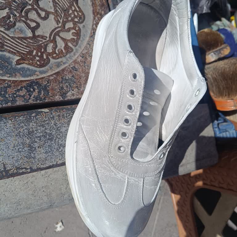 Ayıplı Beyaz Deri Sneaker’da Boya Çatlaması Ve Renk Değişikliği