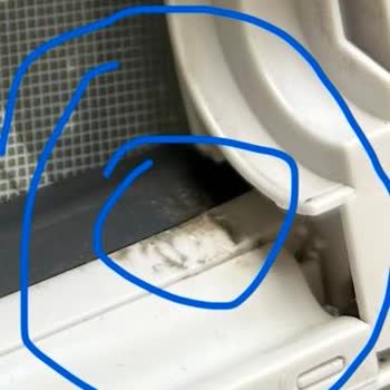 Garanti Servisinde Ana Fırça Kapağı Yanlış Onarımı Ve Çöp Haznesi Kapağı Eksikliği