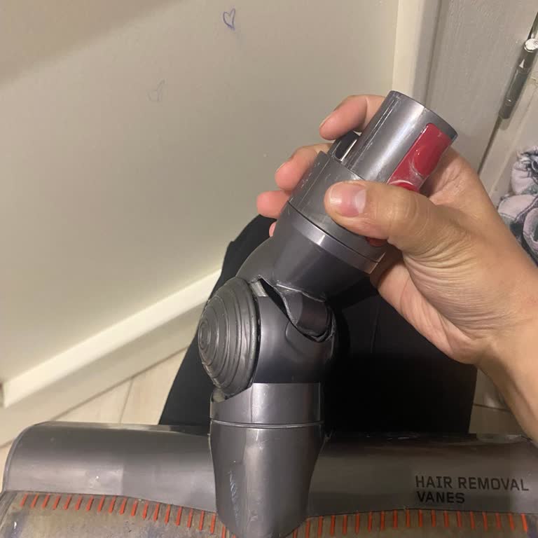 Dyson V10 Sert Zemin Başlığının Bağlantısı Kırıldı, Müşteri Hizmeti 5400 TL Tam Parça İstiyor