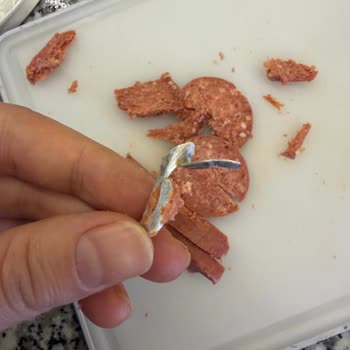 Sultan Etçi Sucukta Kocaman Metal Parça Ve Sağlık Riski