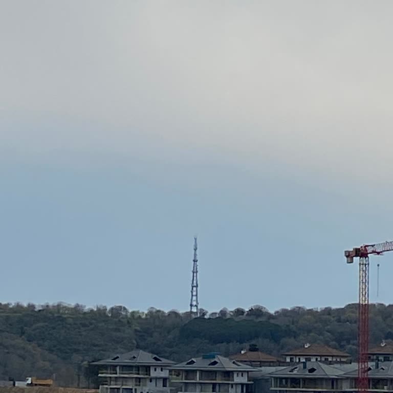 Sarıyer'deki Baz İstasyonunda İkaz Lambaları Arızalı Ve Güvenlik Riski Oluşturuyor
