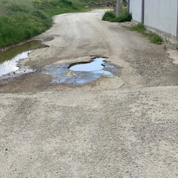 Yeniköy Mahallesinde Çukurlu Yol Ve Şantiye Molozları Nedeniyle Güvenlik Riski Ve Acil Onarım Talebi