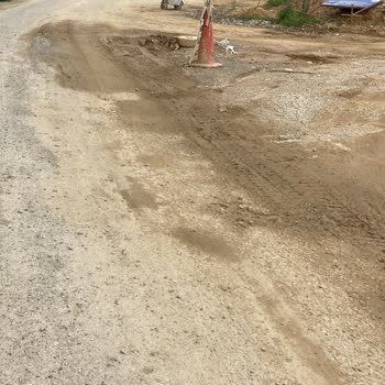 Yeniköy Mahallesinde Çukurlu Yol Ve Şantiye Molozları Nedeniyle Güvenlik Riski Ve Acil Onarım Talebi