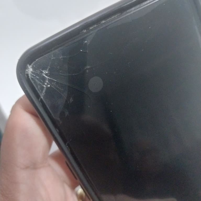 Media Markt Süresiz Ekran Koruyucu Telefon Ekranına Hasar Yaptı