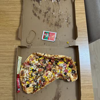 Parçalanmış Pizza Teslimatı Ve Kuryenin Saygısız Davranışı