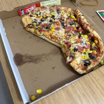 Parçalanmış Pizza Teslimatı Ve Kuryenin Saygısız Davranışı