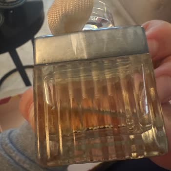 Parfüm Kutusunda Güvenlik Bandı Ve Şişede Kararma: Yeni Ve Hasarsız Ürün Talebi