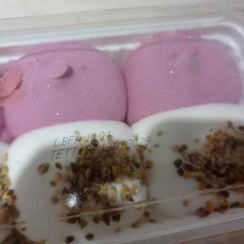 Bozuk Çilekli Sütlü Dondurma Ve Şüpheli Son Kullanma Tarihi