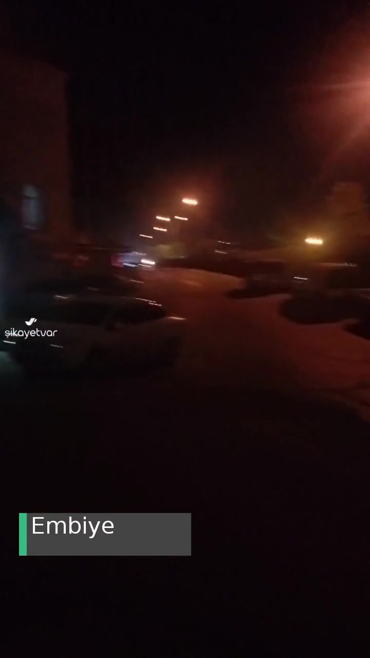 Bursa Büyükşehir Belediyesi Ovaakça Meydan Işıklar Yanmıyor Sokakta! videonun kapak resmi