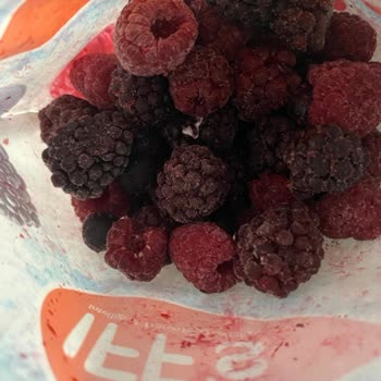 Geçerli Tarihli Dondurulmuş Meyve Ürününün Bozulması Ve Atılması