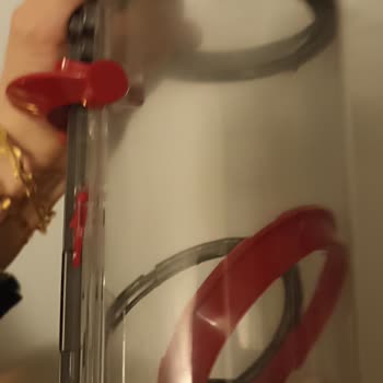 Dyson V10 Hazne Plastik Parçalarının Kendiliğinden Düşmesi Ve Garanti Değişim İsteği