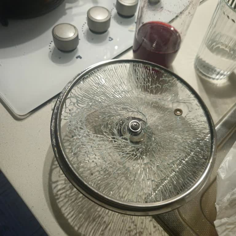 Korkmaz Zeta SAHAN Setinde Cam Kapağın Kendi Kendine Çatlaması Ve Yeni Kapak Talebi