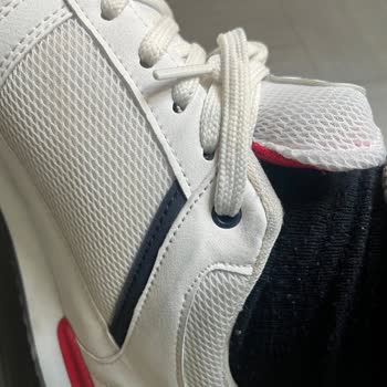 Beyaz Spor Ayakkabıda Boya Problemi, Değişim Talebi