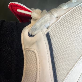 Beyaz Spor Ayakkabıda Boya Problemi, Değişim Talebi