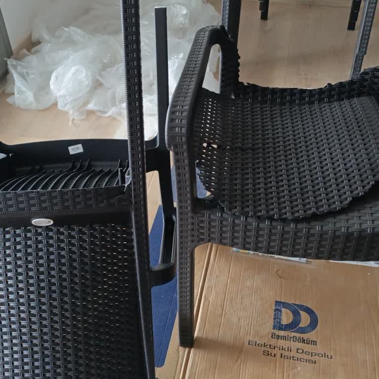 Kırık Sandalyeler İçin Ücretsiz Değişim Ve Açıklama Talebi