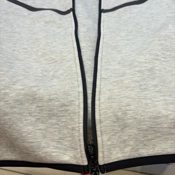 Nike Tech Ceketin Fermuarı Bir Ayda Bozuldu, Mağaza Yardımcı Olmadı